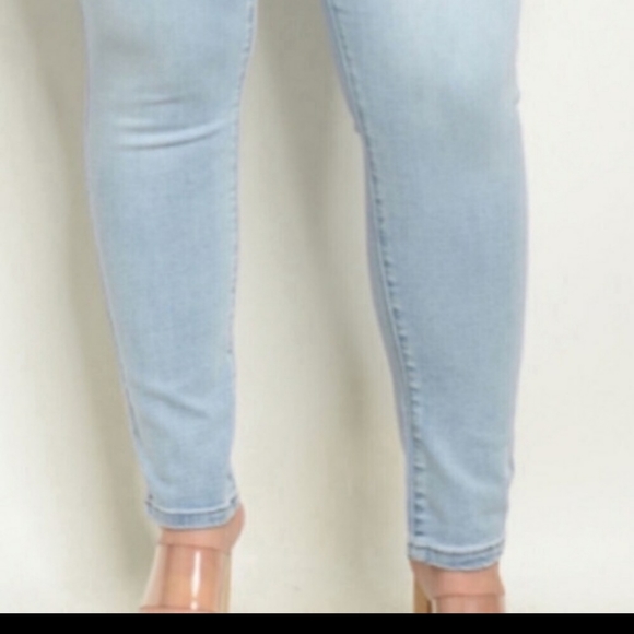 Fashion Nova Slimming Petite Belted Jeans 16P, 18P - Picture 6 of 9
